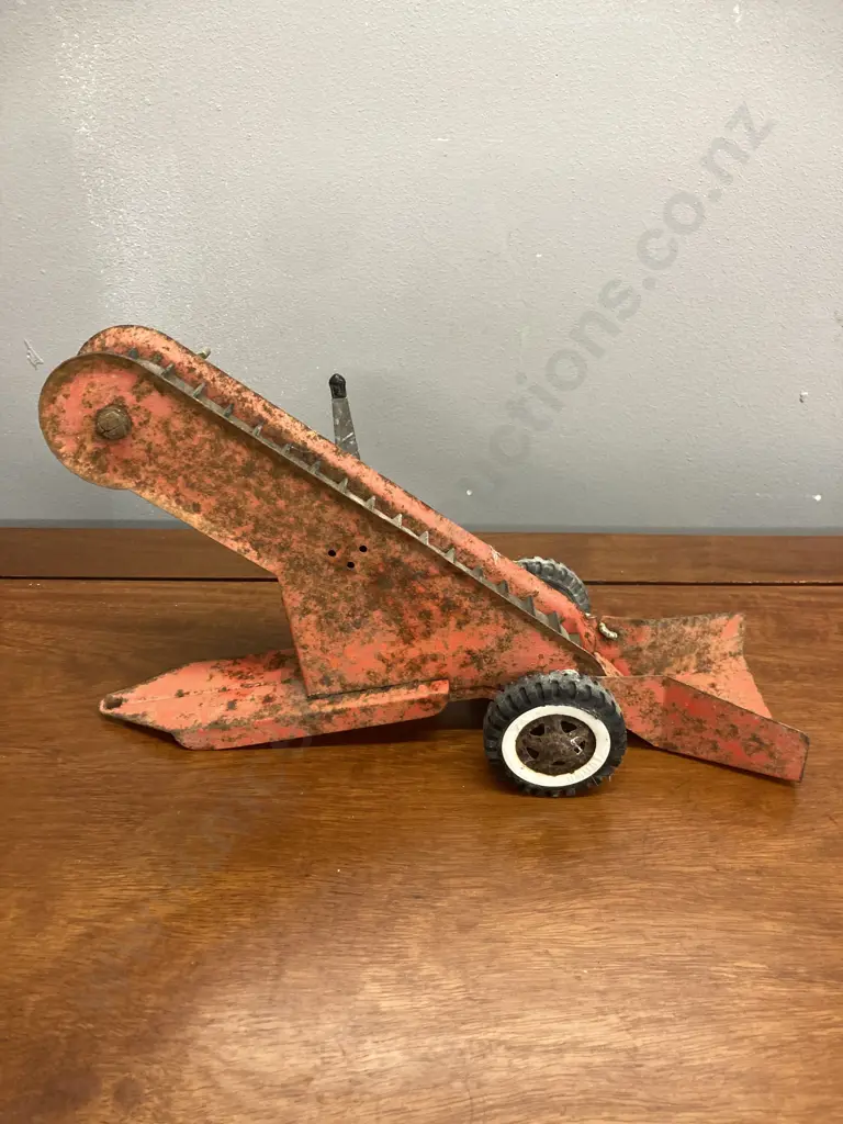 Vintage 1960s Tonka Pressed Steel Red Sand Loader With Working Conveyor. Manufactured by Tonka Toys of Mound, Minnesota Image 1++